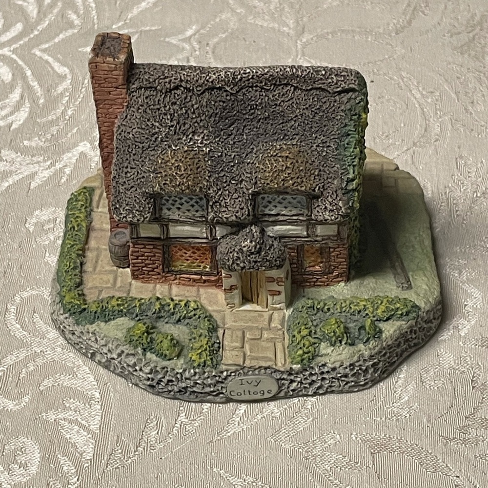 Memory lane cottage made in England “ivy cottage”